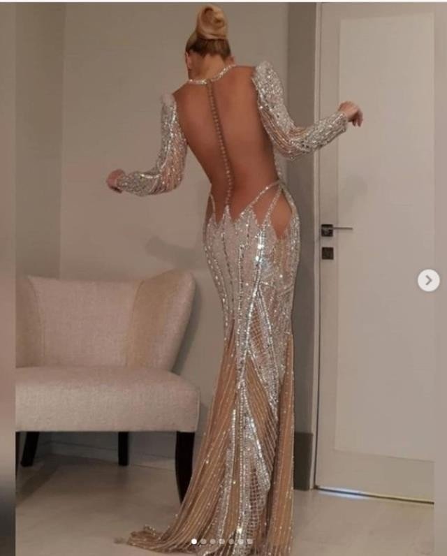 İşte Gülşah Saraçoğlu'nun sırt dekolteli transparan kıyafetleriyle verdiği pozlar;