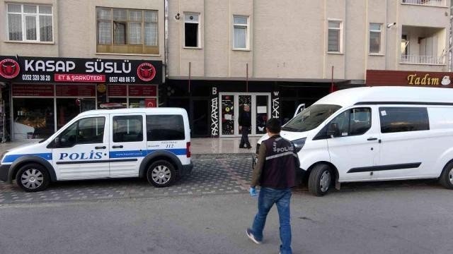 Melikgazi ilçesi Hürriyet Mahallesi Şehit Miralay Nazım Bey Bulvarı üzerinde 2 çocuk annesi Büşra Ö. (26), üçüncü kattaki evlerinin penceresinden beton zemine çakıl