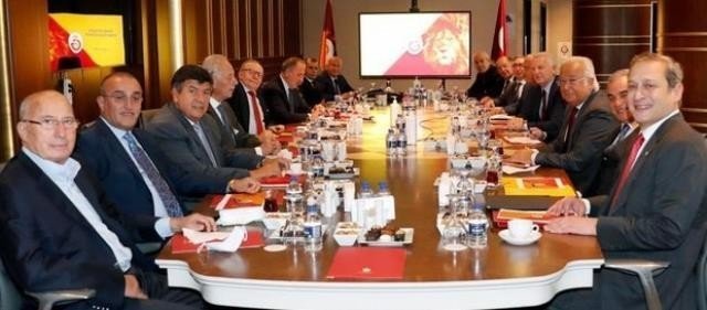 Galatasaray Başkanı Burak Elmas, Divan Kurulu Toplantısı'nda Morutan transferi hakkında, "Yüksek bonservis vermişiz" diyen Ayhan Yeğinsu'ya sert tepki gösterdi.