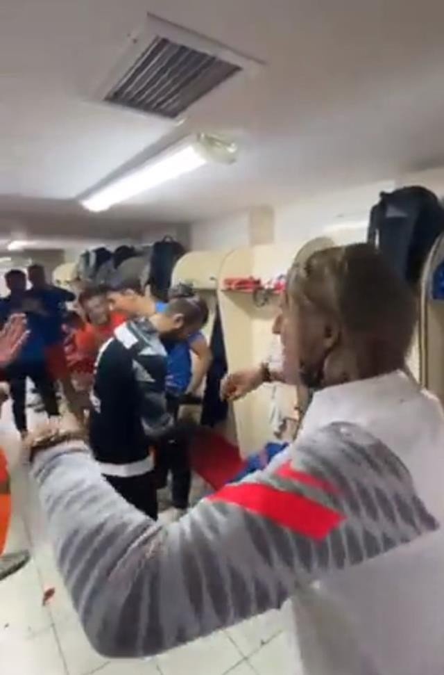 Galatasaray'da altyapı sorumlusuyken teknik adamlığa getirilen ve Türkiye Kupası zaferi yaşayan Jan Olde Riekerink, TFF 3. Lig takımı İskenderunspor'un hocası oldu. Riekerink, bu görevi eski Galatasaraylı Ümit Karan'dan devraldı.