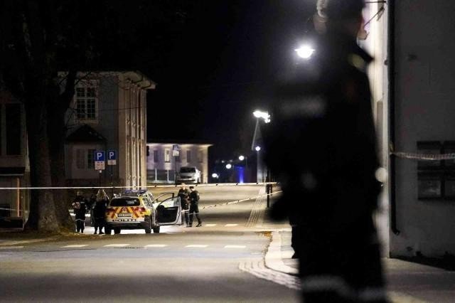 Saldırıların ardından ülke çapındaki polis memurlarına derhal silah taşımaları talimatı verildi. Norveç'te polis memurları normalde silahsızdır ve gerektiğinde silahlara ve tüfeklere erişebiliyor.
