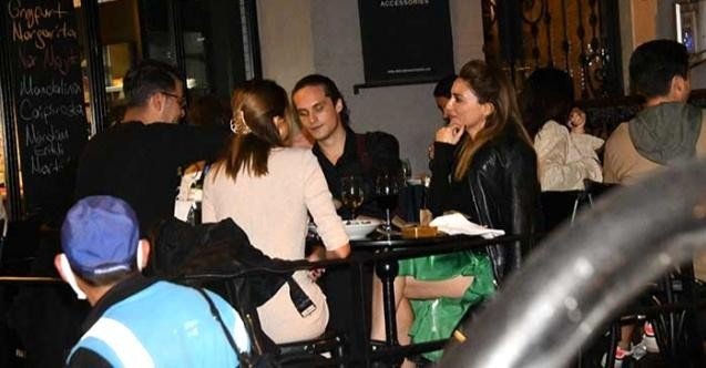 Sosyetik isim Bennu Gerede'nin oğlu Daren Gerede Erkaya ile Bilge Öztürk, önceki akşam Nişantaşı'nda kalabalık bir arkadaş grubuyla buluştu.