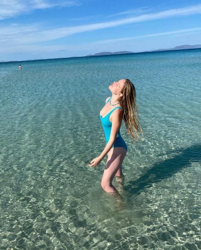 İşte Serel Yereli'nin mavi mayosuyla verdiği pozlar;