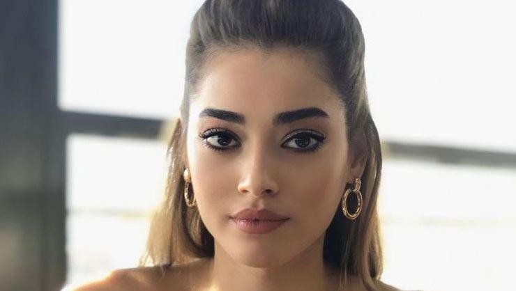 Simay Barlas / Efnan