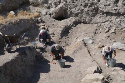 Yozgat'ın Sorgun ilçesine bağlı Peyniryemez köyündeki 5 bin 500 yıllık Çadır Höyük te kazı çalışmaları başladı