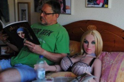 Boşandıktan sonra kadınlara küstü, şişme bebeklerden kendine harem kurdu