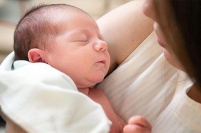 Bebeğinizi hamile kalsanız da emzirebilirsiniz