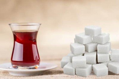 Günde 3 bardaktan fazla çay içenler dikkat! Çaya iki şekerden fazla atıyorsanız...