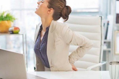 Uzun süre oturmak bel ağrısına neden oluyor