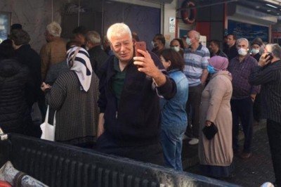 Hamsinin kilosu 5 TL'ye düştü! Vatandaşlar tezgahlara akın etti