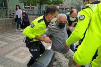 Plakasız motoruyla giderken polise yakalandı, ceza miktarını duyunca fenalık geçirdi