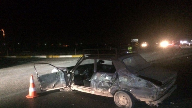 Yakıtı biten otomobili itmeye çalışan iki kişiye tır çarptı: 1 ölü
