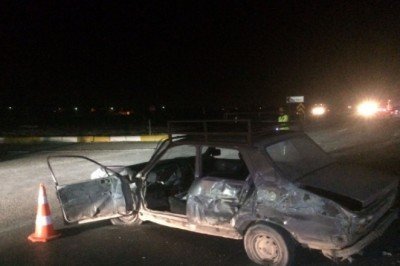 Yakıtı biten otomobili itmeye çalışan iki kişiye tır çarptı: 1 ölü