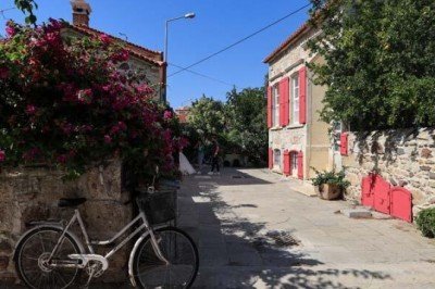 Yıllara meydan okuyan Foça'nın asırlık taş evleri!