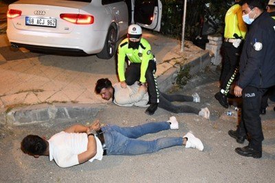 Zorla yere yatırılan alkollü sürücü, yerden kalkmadı