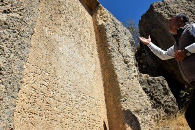 3 bin yıllık taş kitabe ilk günkü ihtişamını koruyor