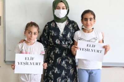 Adı ve soyadı aynı öğrencileri ayırt etmek için çareyi "sıfat"larda buldular