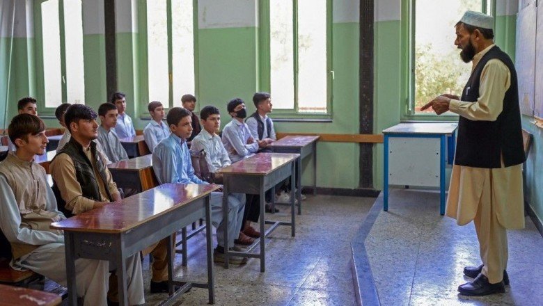 Afganistan'da liseler açılıyor ancak kız öğrencilerin okula dönmesine izin yok