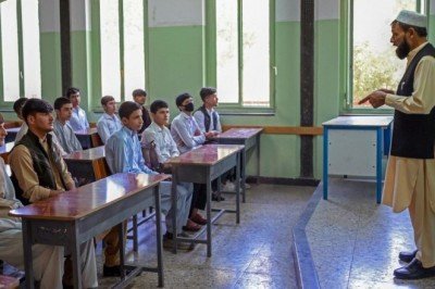 Afganistan'da liseler açılıyor ancak kız öğrencilerin okula dönmesine izin yok