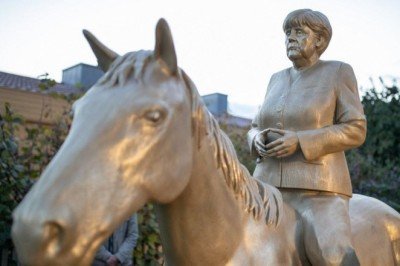 Angela Merkel'i at üstünde tasvir eden dev heykel sergilenmeye başladı
