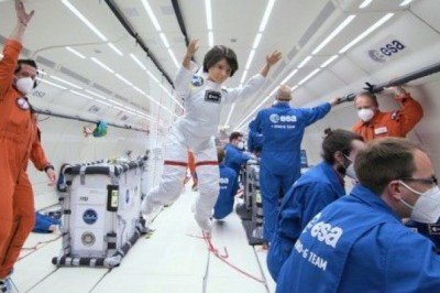 Astronot Barbie gerçek astronotlarla sıfır yerçekimi deneyimi yaşadı