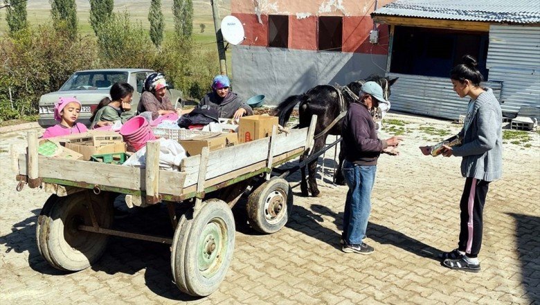 Atıyla aşındırdığı yollarda 54 yıldır köy köy gezip çerçilik yapıyor