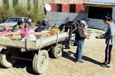 Atıyla aşındırdığı yollarda 54 yıldır köy köy gezip çerçilik yapıyor