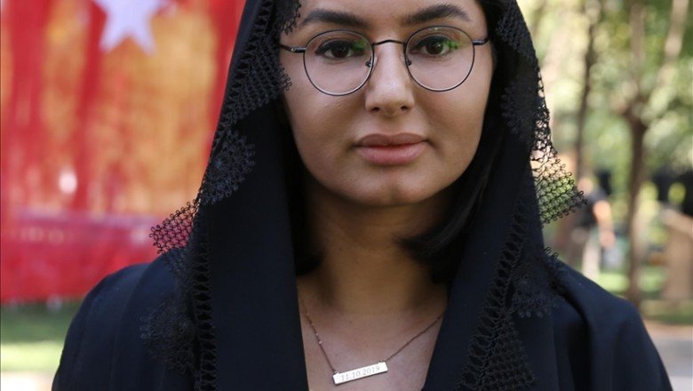 Babasının katledildiği tarihin yazılı olduğu kolyeyi boynundan çıkarmıyor