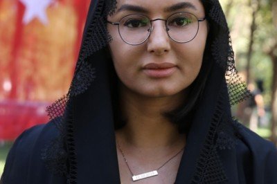 Babasının katledildiği tarihin yazılı olduğu kolyeyi boynundan çıkarmıyor