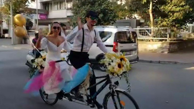 Bisiklet gelin arabası oldu: Konvoydakiler de bisikletlere bindi