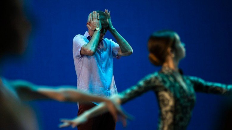 Bolşoy Bale Grubu'nun dansçısı, dekorun altında kalarak sahnede hayatını kaybetti