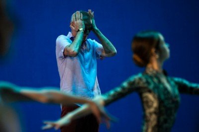 Bolşoy Bale Grubu'nun dansçısı, dekorun altında kalarak sahnede hayatını kaybetti