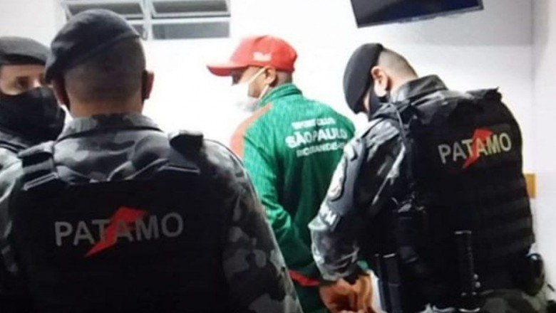 Brezilya'da hakeme saldıran futbolcu, maç sırasında gözlatına alındı