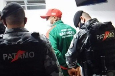 Brezilya'da hakeme saldıran futbolcu, maç sırasında gözlatına alındı