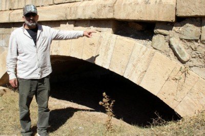 Define avcıları tarihi köprüyü talan etti