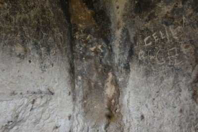 Defineciler mağara şapeli tahrip etti