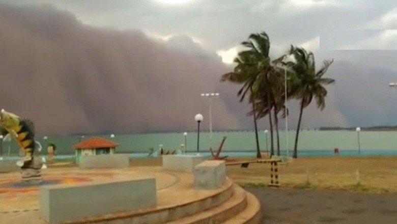 Denizin üzerinde kum bulutu oluştu