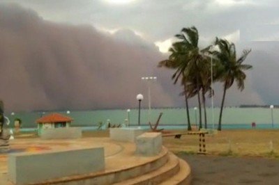 Denizin üzerinde kum bulutu oluştu