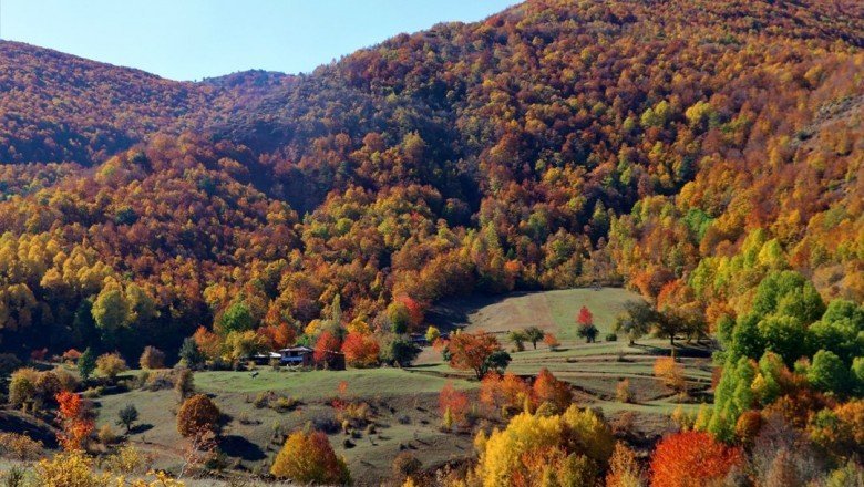 Dipsiz göl, sonbahar güzelliği ile büyülüyor