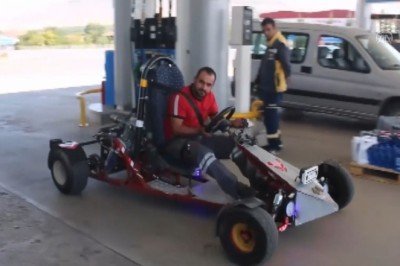 Hurda parçalarını toplayarak Go Kart aracı yaptı