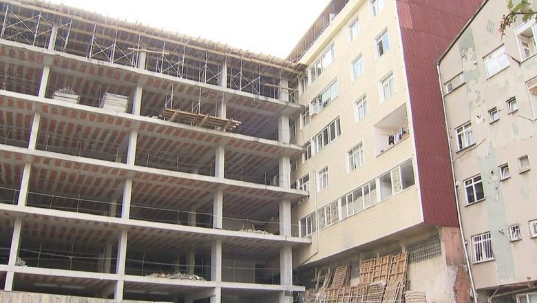 İstanbul'da ilginç görüntü: Bina apartmana dayandı
