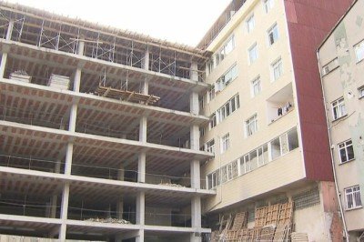 İstanbul'da ilginç görüntü: Bina apartmana dayandı