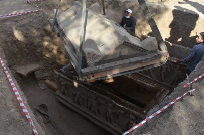 İznik'te Hisardere kazılarında iki lahit bulundu: Mumyalanmış 3 iskelet