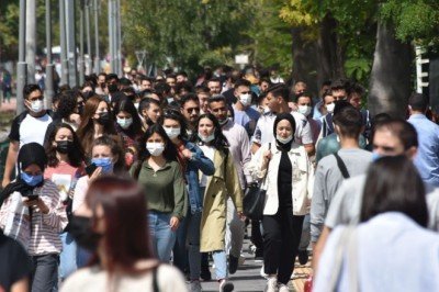 Kampüse dönen üniversiteliler endişeli: Kurallara kimse uymuyor