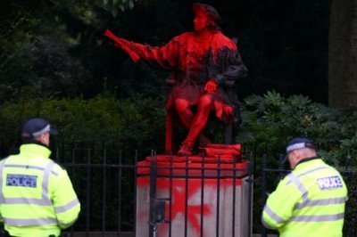 Kristof Kolomb Günü'nde heykeline saldırı