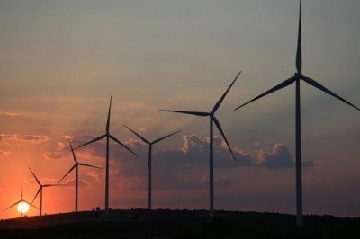 Petrol ülkesi BAE'den temiz enerjiye 163 milyar dolar yatırım sözü