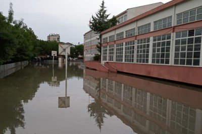 Samsun'da sağanak sele neden oldu: İki okulda eğitime ara verildi