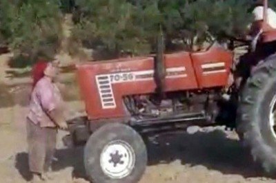 Traktörü ablasının üzerine sürdü