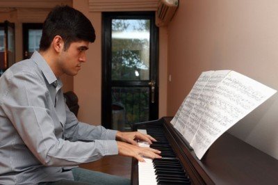 Türkiye'nin ilk otizmli doktora öğrencisi, müzik dehası Buğra oldu