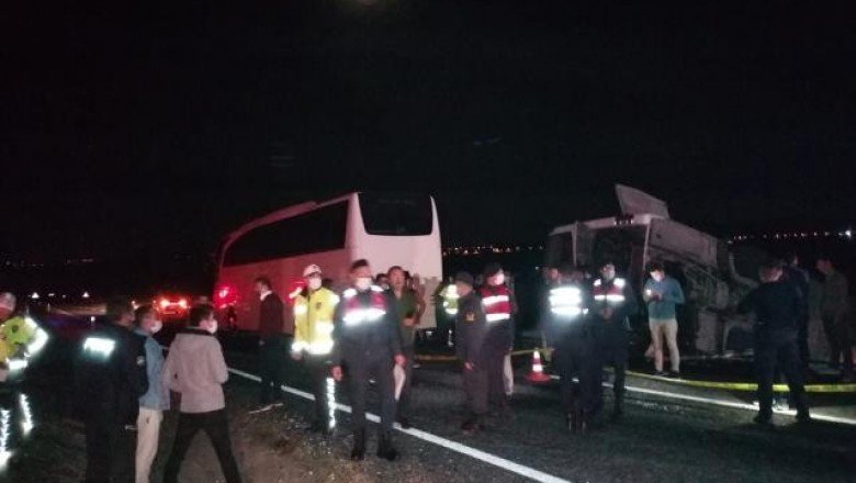 Öğrencileri taşıyan iki otobüs kaza yaptı, biri şarampole yuvarlandı: 27 yaralı